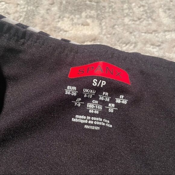 🏷️ 5 for $25 - SPANX Capri Leggings in Petal Power Thin Stripe - Picture 6 of 12